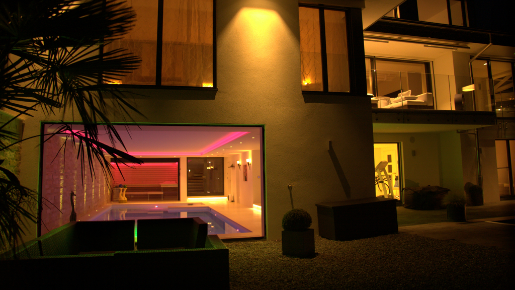 Licht-Aussenbelaeuchtung-Luxus-Pool-Sauna-RGB-Licht